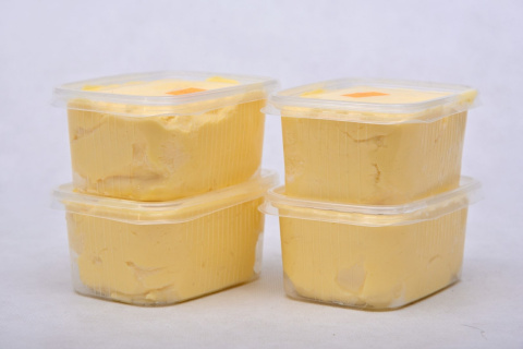 Masło wiejskie czosnkowe niepasteryzowane 500g Masło wiejskie czosnkowe niepasteryzowane 500g