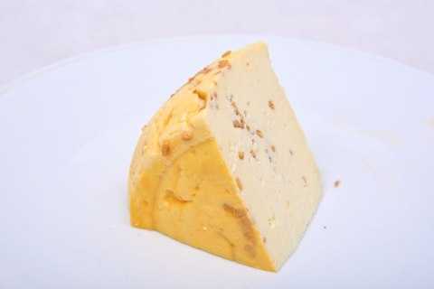 Ser wiejski Gouda z kozieradką dojrzewający 300g Ser wiejski Gouda z kozieradką dojrzewający 300g