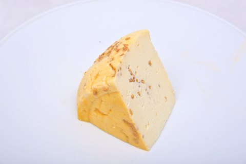 Ser wiejski Gouda z kozieradką dojrzewający 300g Ser wiejski Gouda z kozieradką dojrzewający 300g