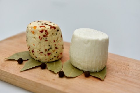 Ser kozi podpuszczkowy z pomidorem około 100 g Ser kozi podpuszczkowy z pomidorem około 100 g