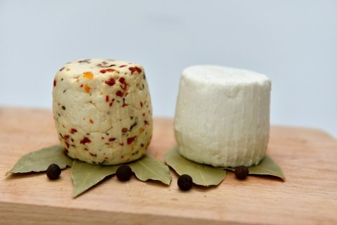 Ser kozi podpuszczkowy z pomidorem około 100 g Ser kozi podpuszczkowy z pomidorem około 100 g
