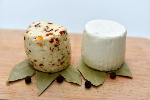 Ser kozi podpuszczkowy z pomidorem około 100 g Ser kozi podpuszczkowy z pomidorem około 100 g