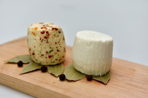 Ser kozi podpuszczkowy z bazylią około 100 g Ser kozi podpuszczkowy z bazylią około 100 g