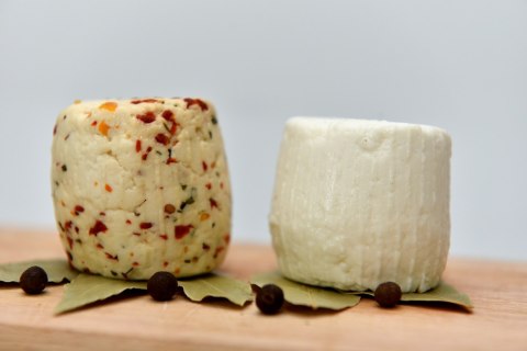 Ser kozi podpuszczkowy z bazylią około 100 g Ser kozi podpuszczkowy z bazylią około 100 g
