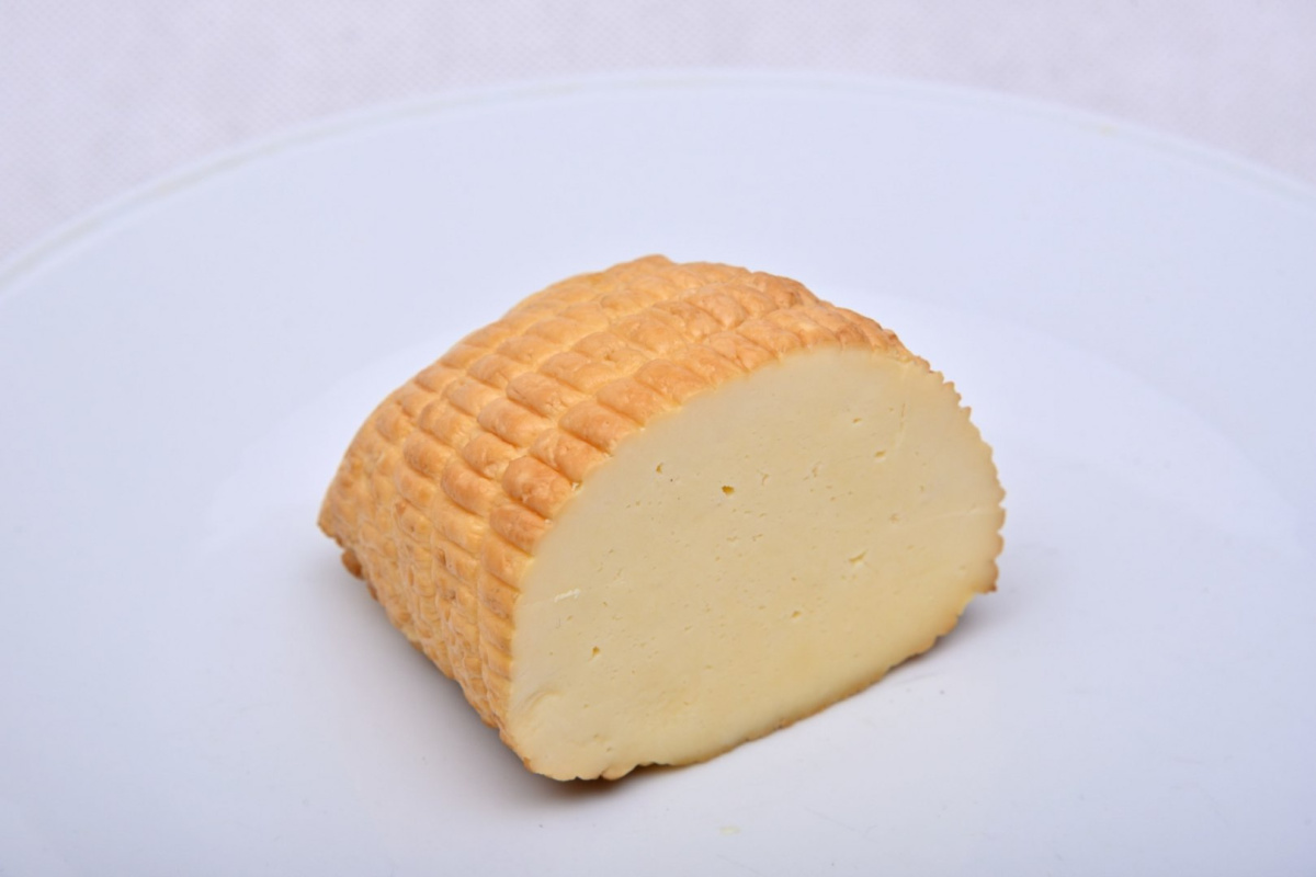 Ser wiejski wędzony z kozieradką ok 500g Ser wiejski wędzony z kozieradką ok 500g