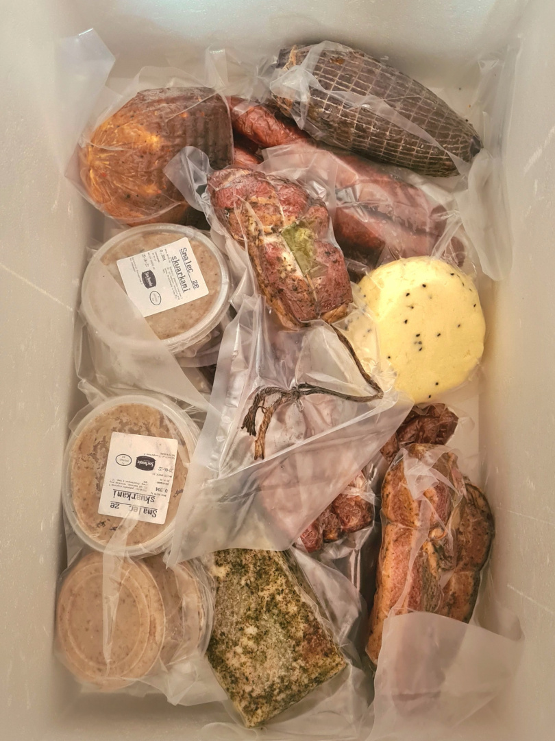 Patera wędlin duża 2,2 kg ( 5 - 7 osób ) Patera wędlin duża 2,2 kg ( 5 - 7 osób )
