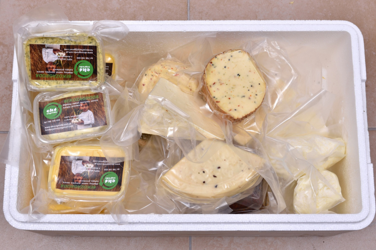 Ser podpuszczkowy z mleka koziego z czarnuszką ok 250g Ser podpuszczkowy z mleka koziego z czarnuszką ok 250g